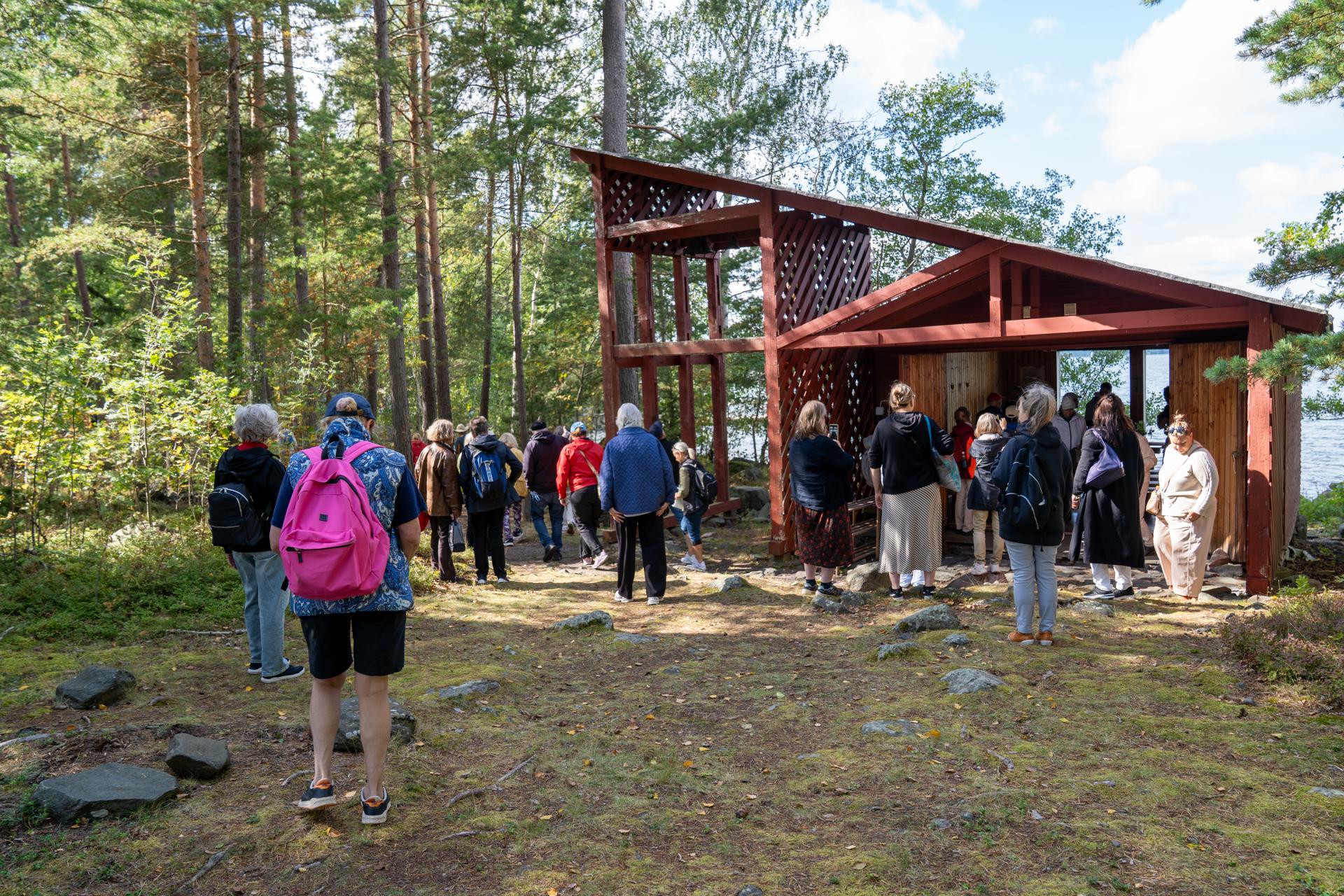 Puinen kappeli saaren rannassa