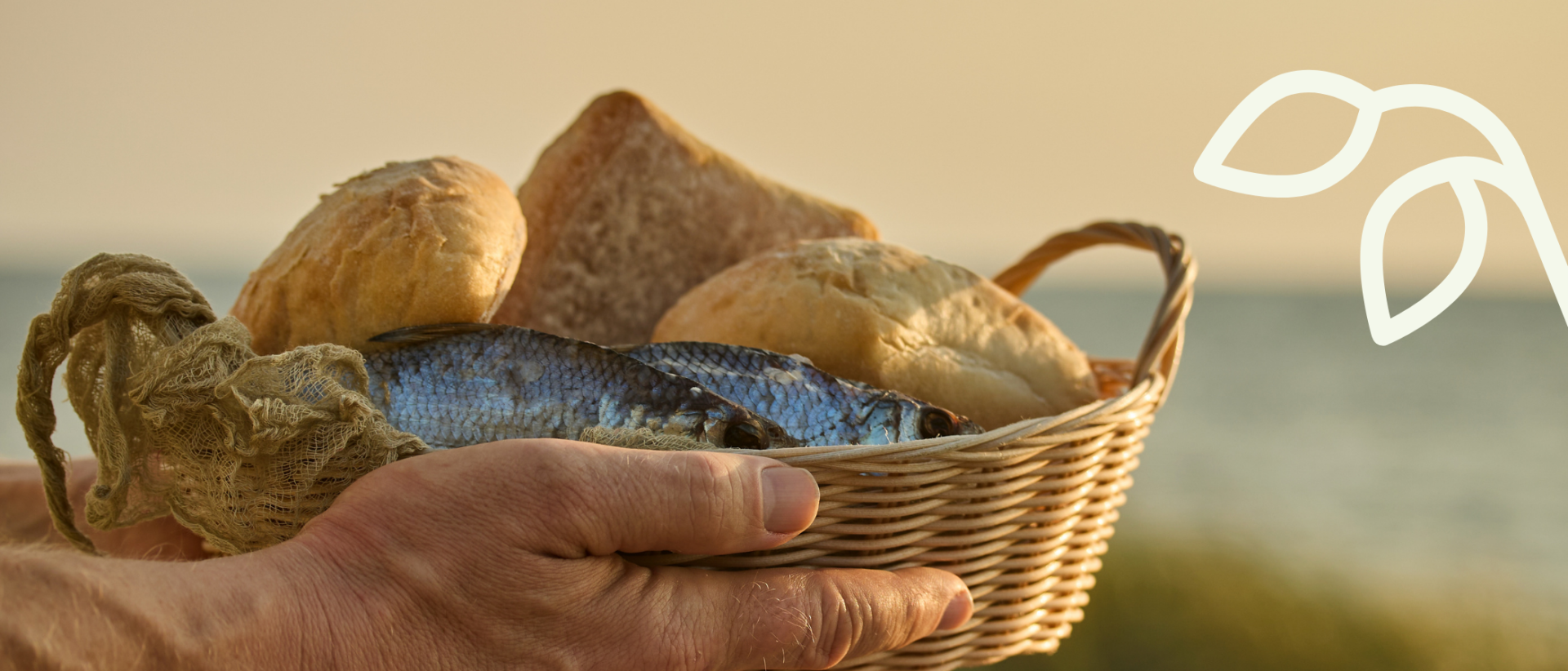 k&auml;det ojentavat koria jossa kalaa ja leip&auml;&auml;.