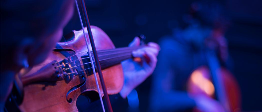 Sinis&auml;vyisess&auml; kuvassa l&auml;hikuvassa viulunsoittaja.