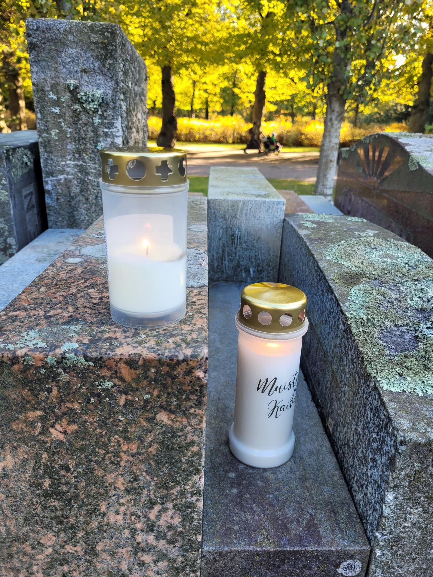 muistelupaikan kynttilät