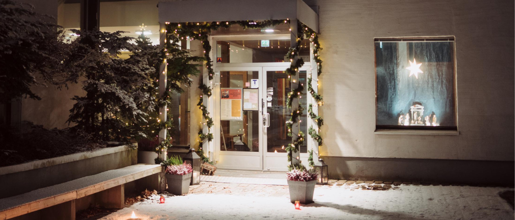 Ingången till Petruskyrkan dekorerad i jultid