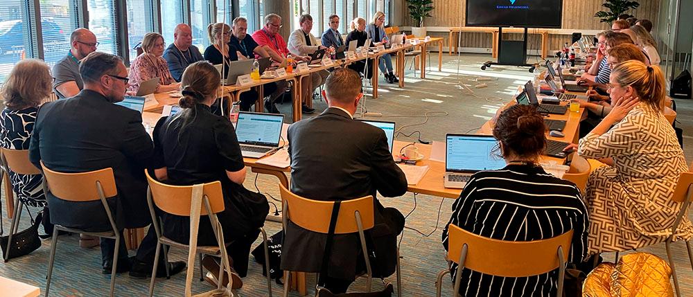 Yhteisen kirkkoneuvoston jäsenet istuvat kokouksessa 2024