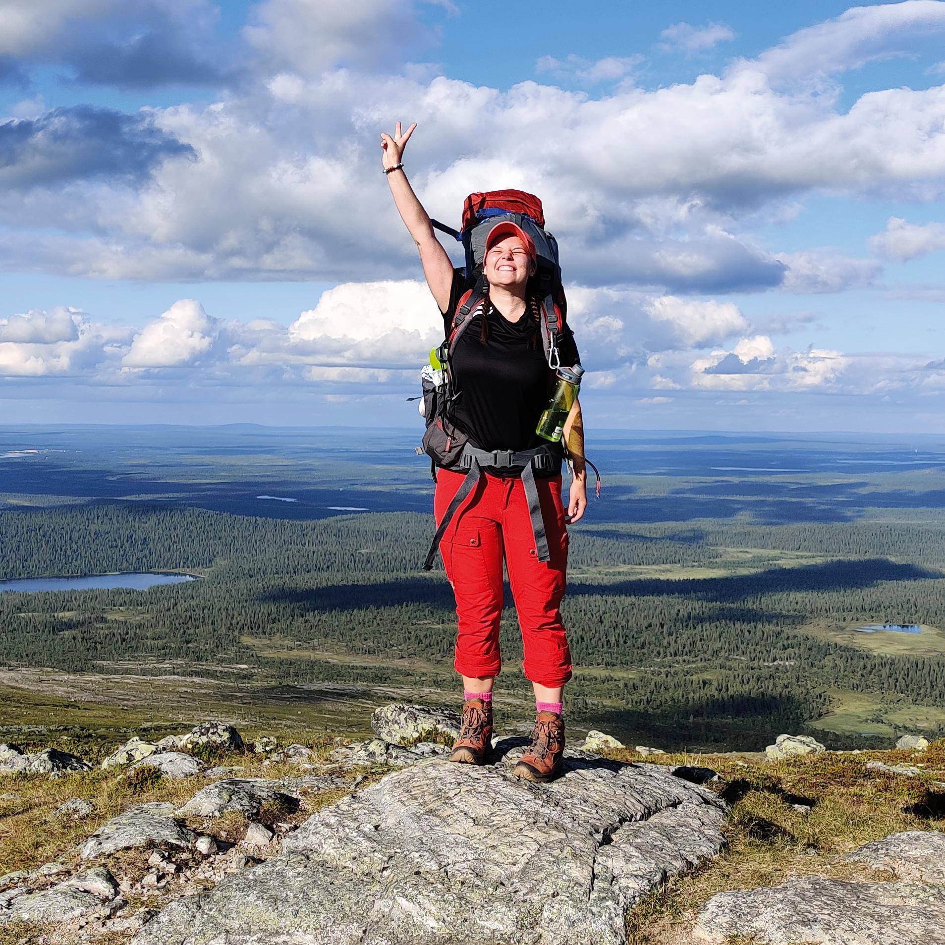 ihminen tunturilla vaeltamassa
