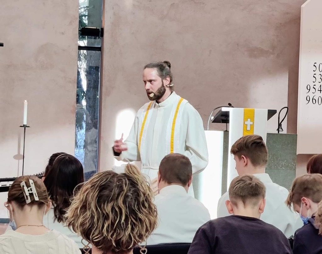 Tuomas Pitkäsen lähtösaarna MIkaelinkirkossa. Etualalla riparilaisia selin. Kuva: Martti Häkkänen