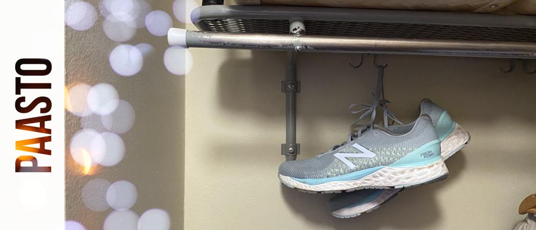 Naulakossa roikkuvat lenkkarit.