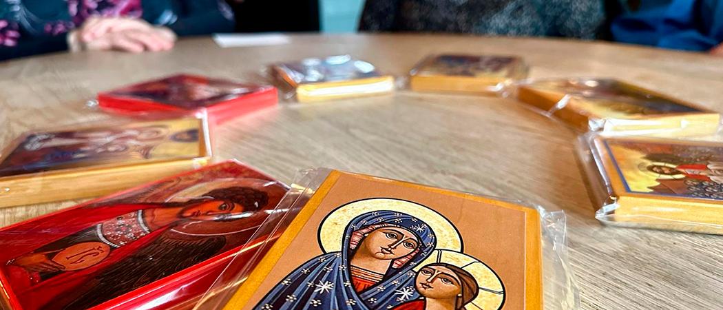 ikoneita ringissä pöydän päällä