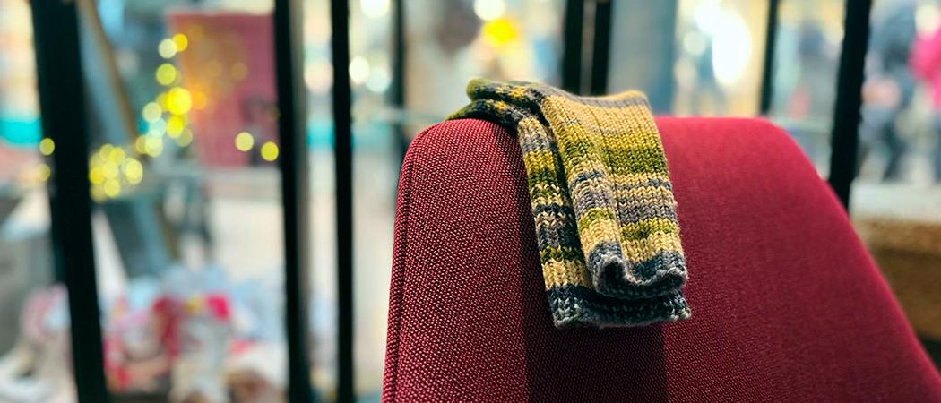 Villasukat tuolin selkänojalla Katukappelissa.