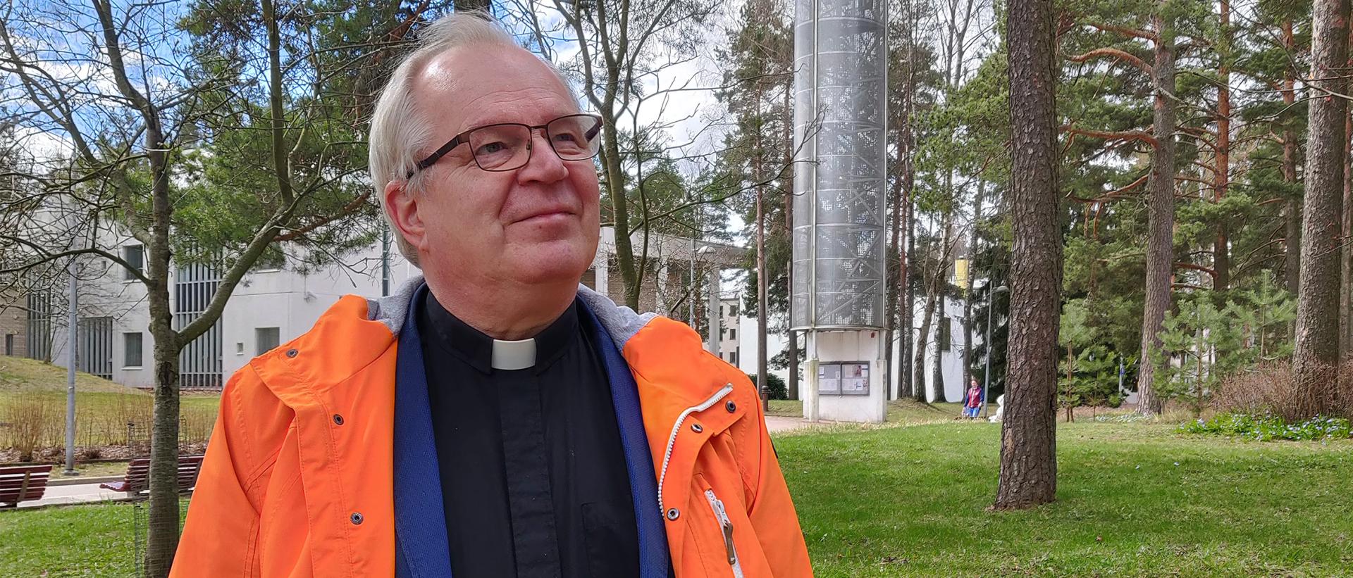 Kirkkoherra Markku Rautiainen kuvattuna Myllypuron kirkko taustanaan keväällä