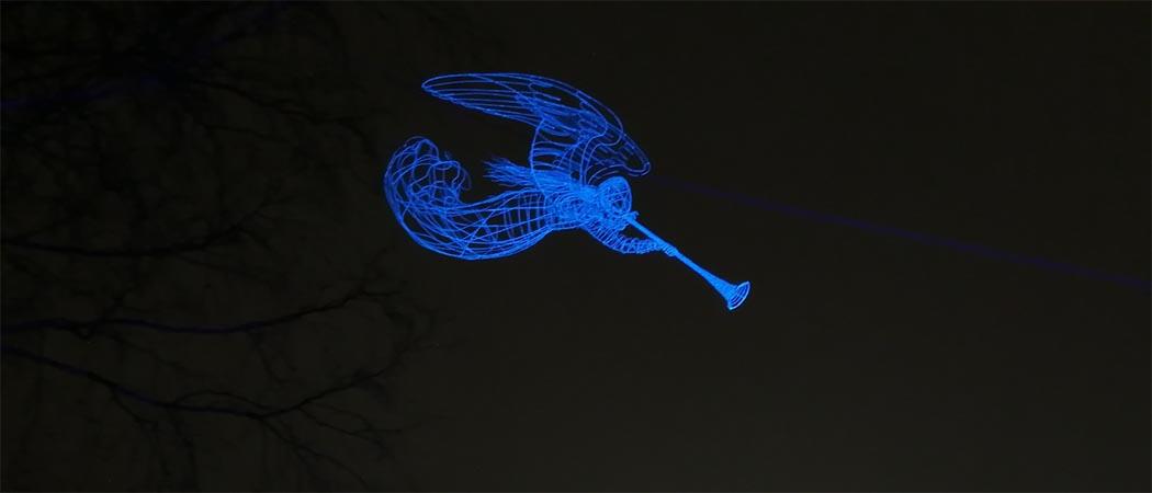 Kuvassa osa valotaideteoksesta Pakilan Hyvän paimenen kirkolla, sinisellä valaistu enkeli, joka puhaltaa torveen