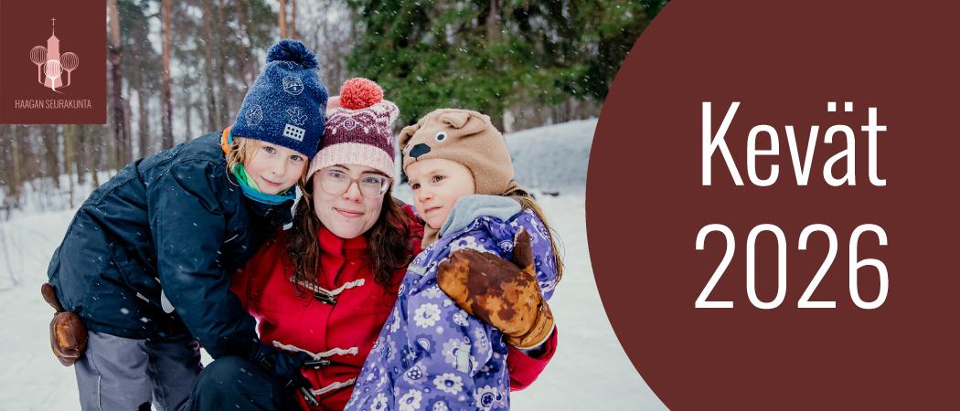 &Auml;iti ja kaksi lasta lumisessa maisemassa.