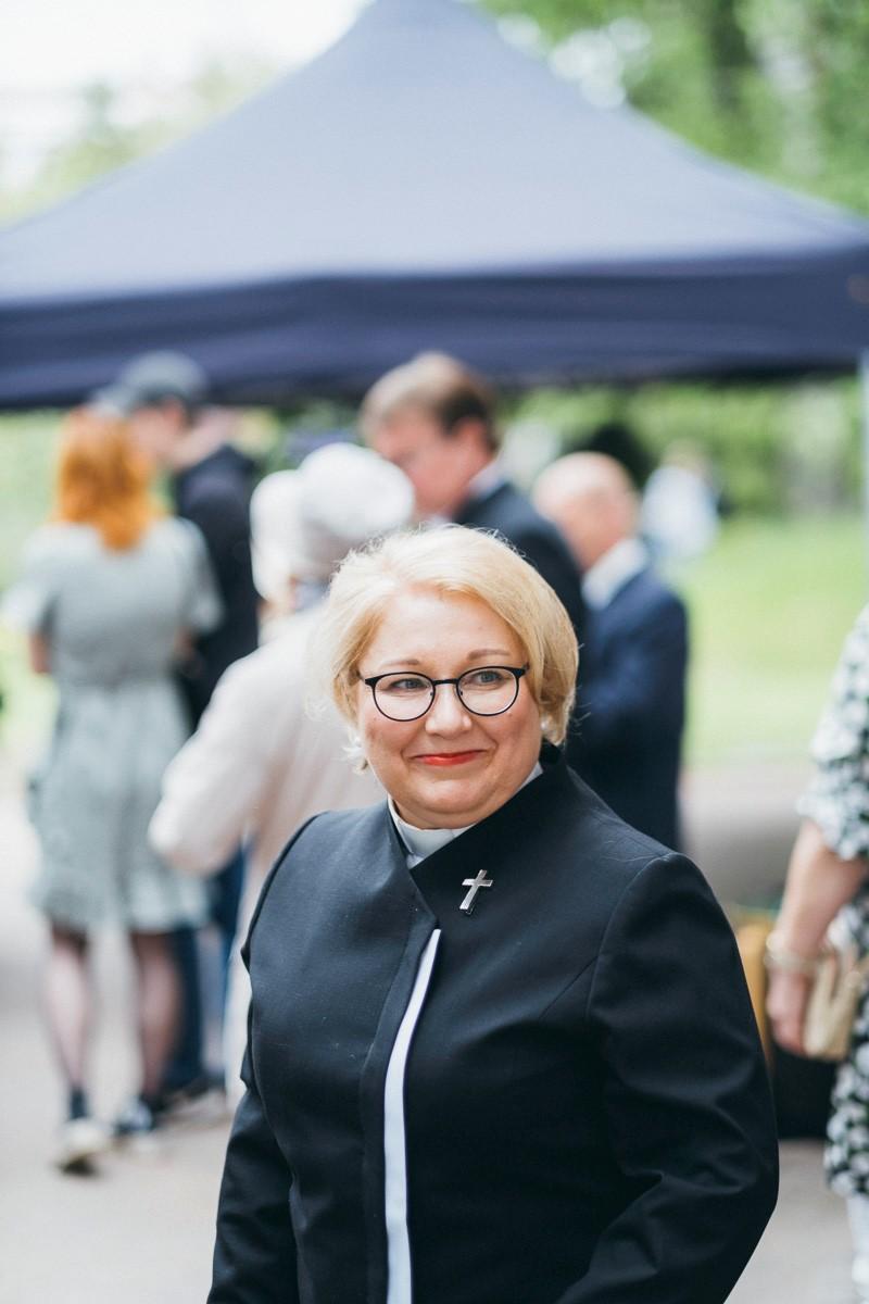 Minnamari Helaseppä Myllypuron kirkon pihalla virkaanasettajaispäivänä 5.6.2022. Kuva:Antti Rintala
