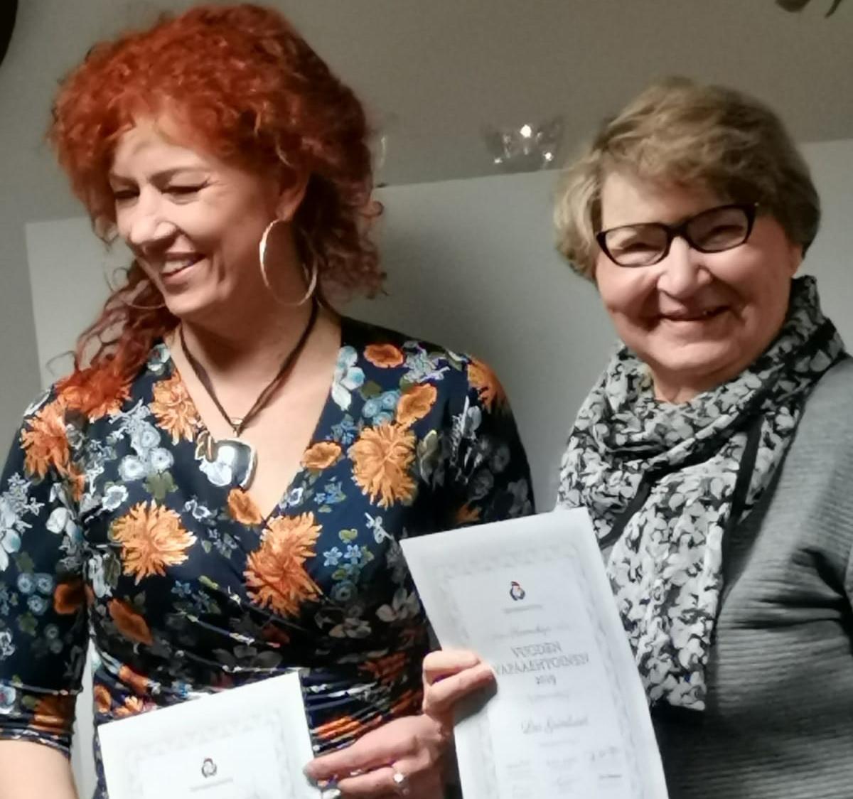 Vuoden vapaaehtoiset Inka Setälä ja Lea Grönlund kunniakirjat kädessään