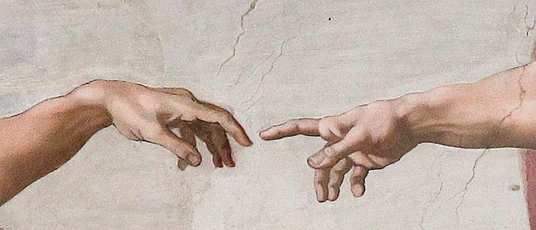 Kädet Michelangelon kuuluisasta maalauksesta Luominen