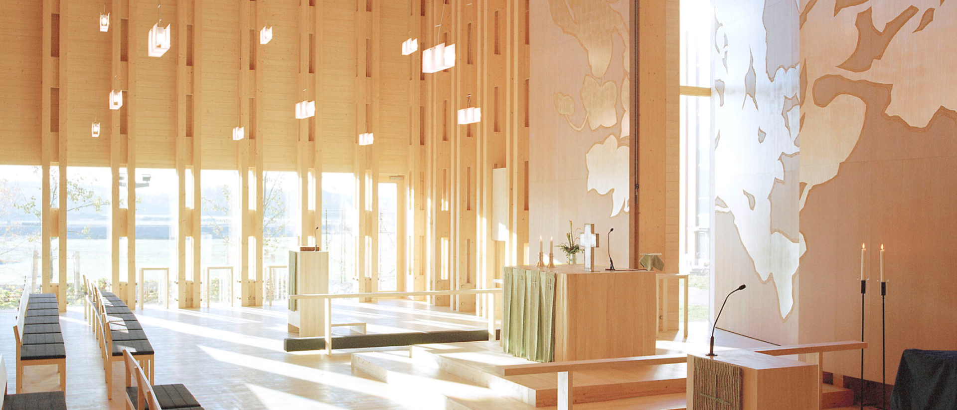Kuva Viikin kirkon sisätiloista auringonpaisteessa