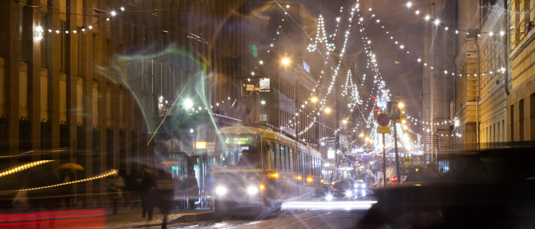 Jouluvaloja ja ratikka Helsingin Aleksanterinkadun joulukadulla.