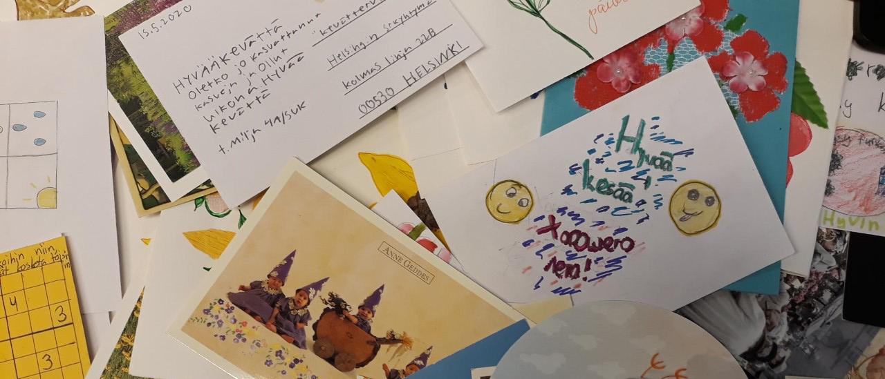 Läjä värikkäitä postikortteja pöydällä