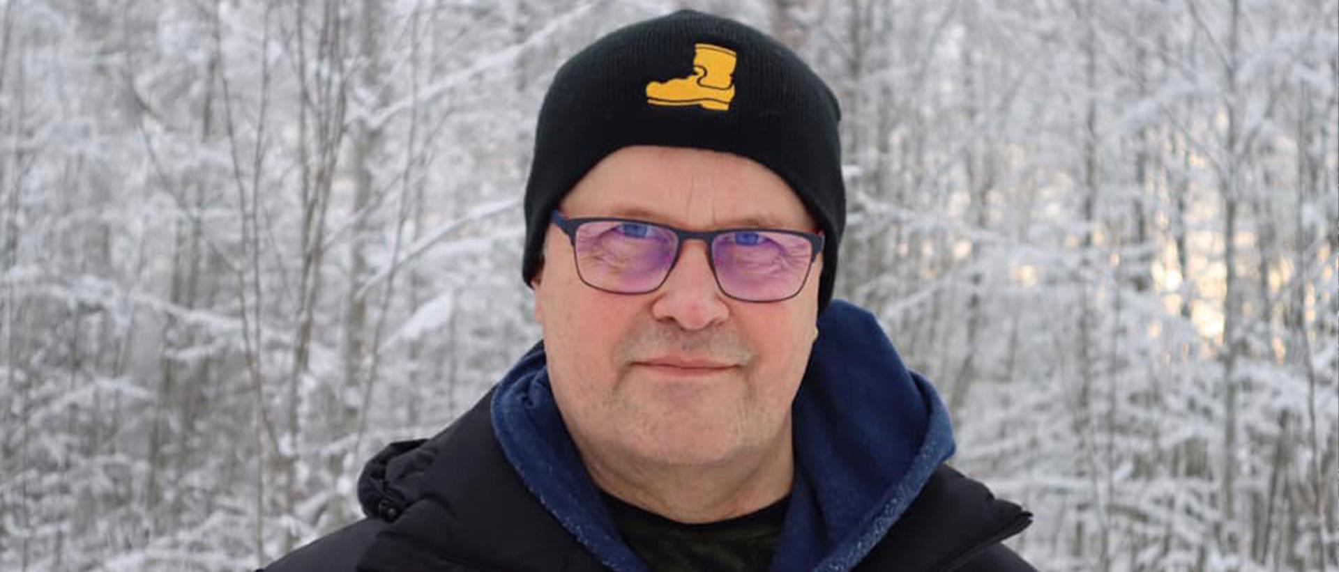 Johtava erityisnuorisotyöntekijä Juha Kasari lähikuvassa talvisessa maisemassa Saapas-pipo päässä