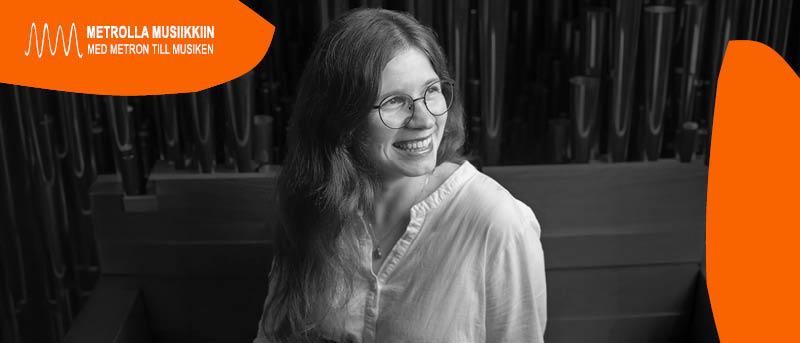 Irina Ala-Opas istuu urkujen edess&auml;, taustalla urkupillej&auml;