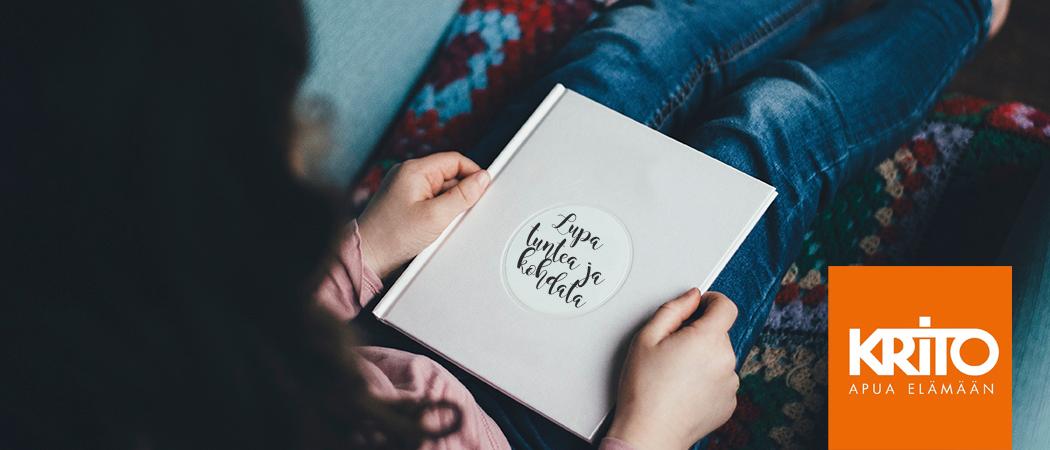 Kirjaa katsova nainen. Kirjan kannessa lukeea lupa tuntea ja lupa kohdata. Lisäksi Kriton logo.