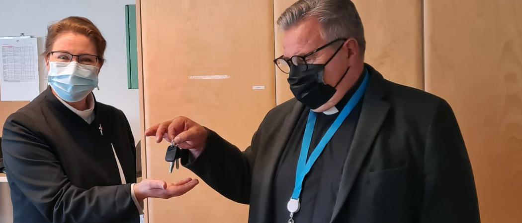 Kannelmäen seurakunnan kirkkoherra luovuttaa viimeisenä työpäivänään avaimet seuraajalleen Virpi Koskiselle.