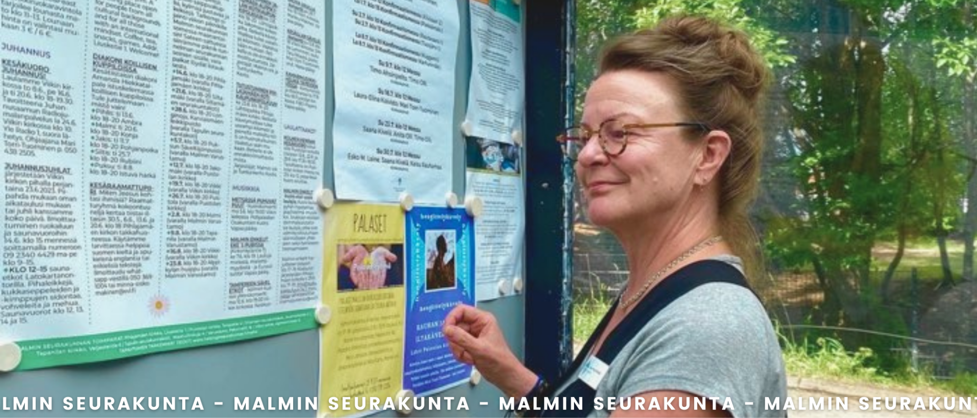 Suntio ilmoitustaululla, valokuvassa Virpi Kuorikoski