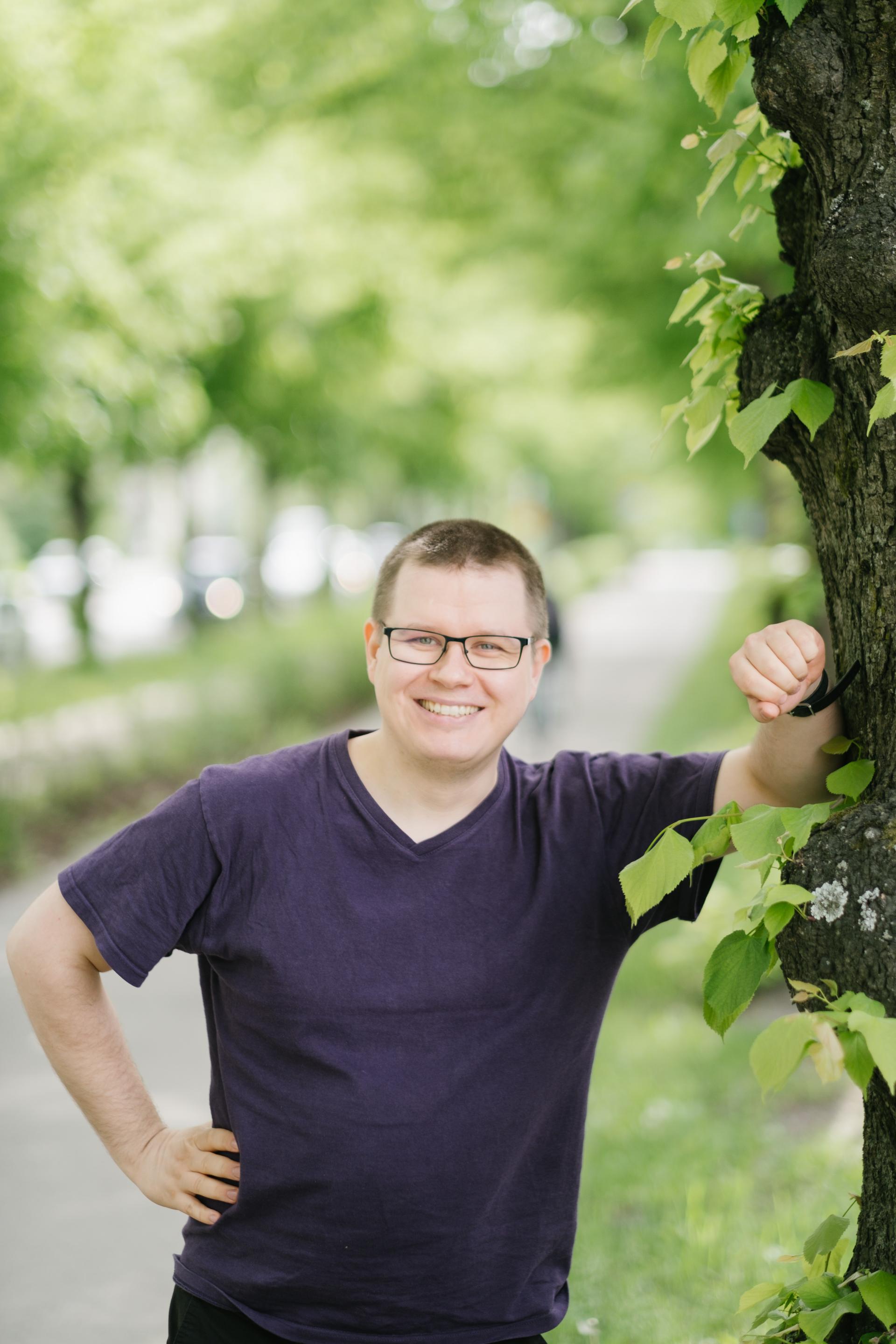 Esko-Jaakko lehti nojaa puuhun.