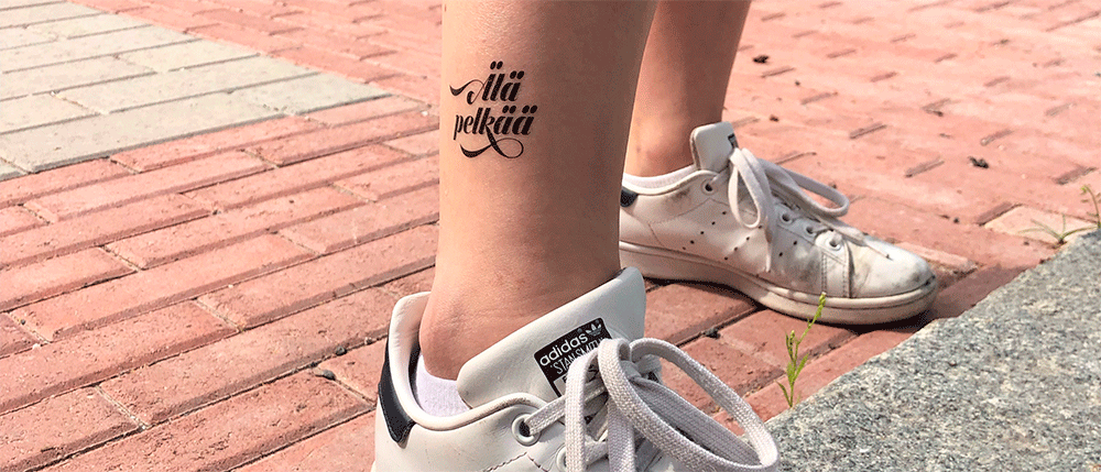 valkoiset tennarit ja tatuointi tekstillä älä pelkää