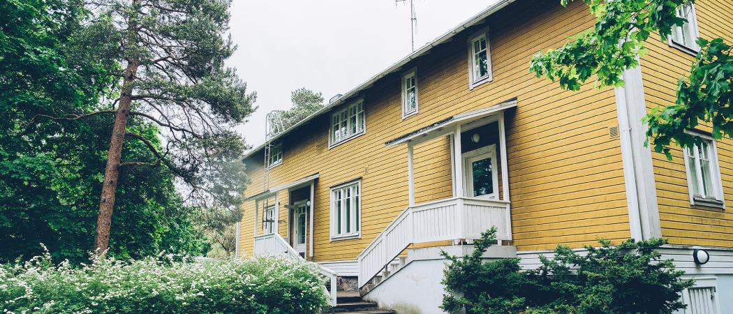 Keltainen puutalo.