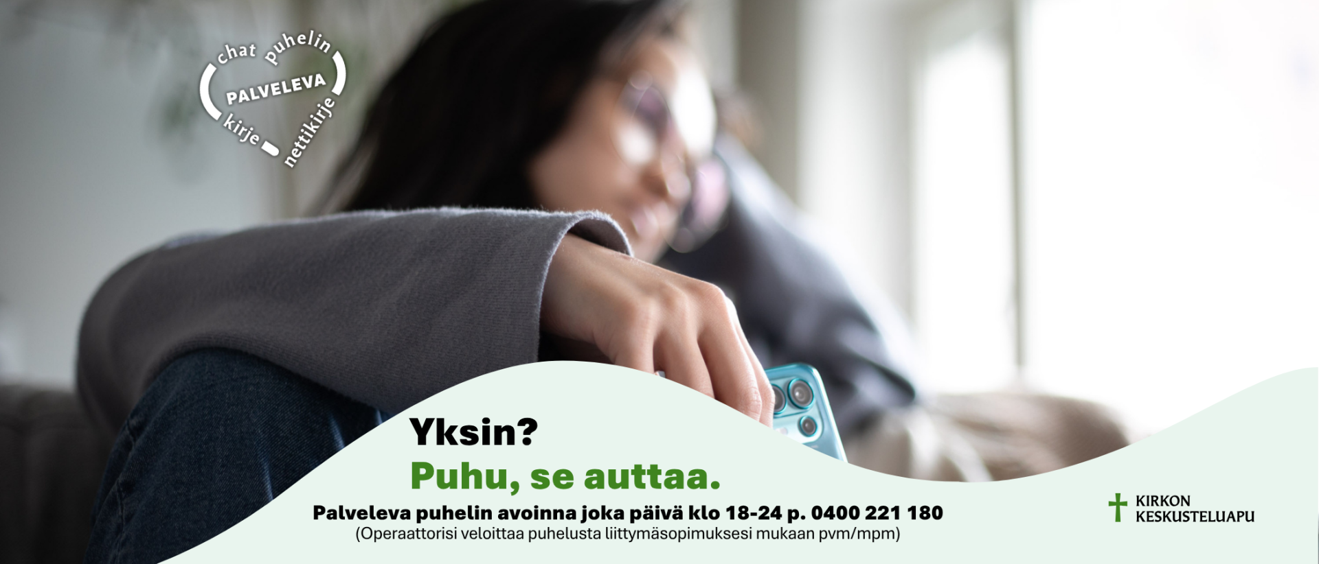 Silm&auml;lasip&auml;inen nainen nojaa k&auml;teens&auml; ja pit&auml;&auml; toisessa k&auml;dess&auml;&auml;n puhelinta