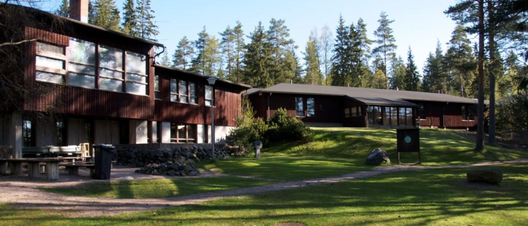 Korpirauhan päärakennus kesällä