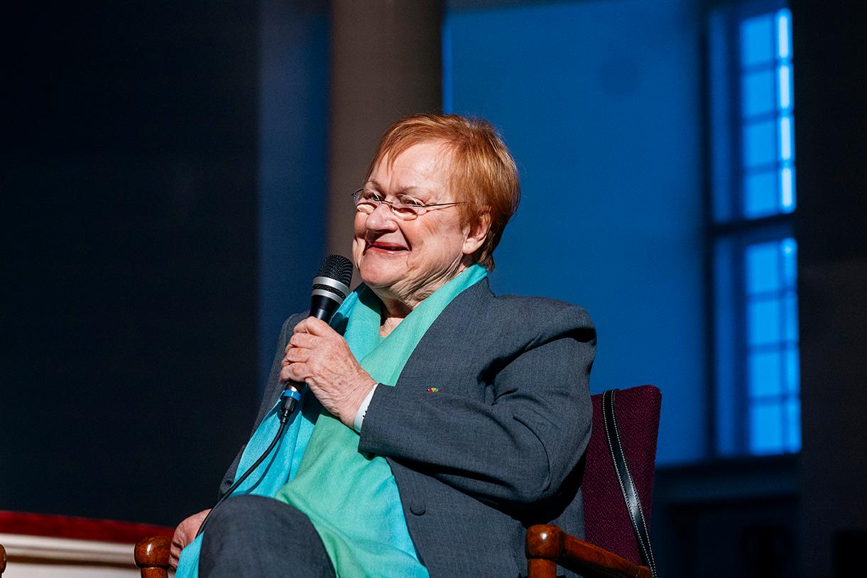Presidentti Tarja Halonen Sota ja rauha -paneelikeskustelussa 5.10.2025 Tuomiokirkossa, kuvaaja Jani Laukkanen
