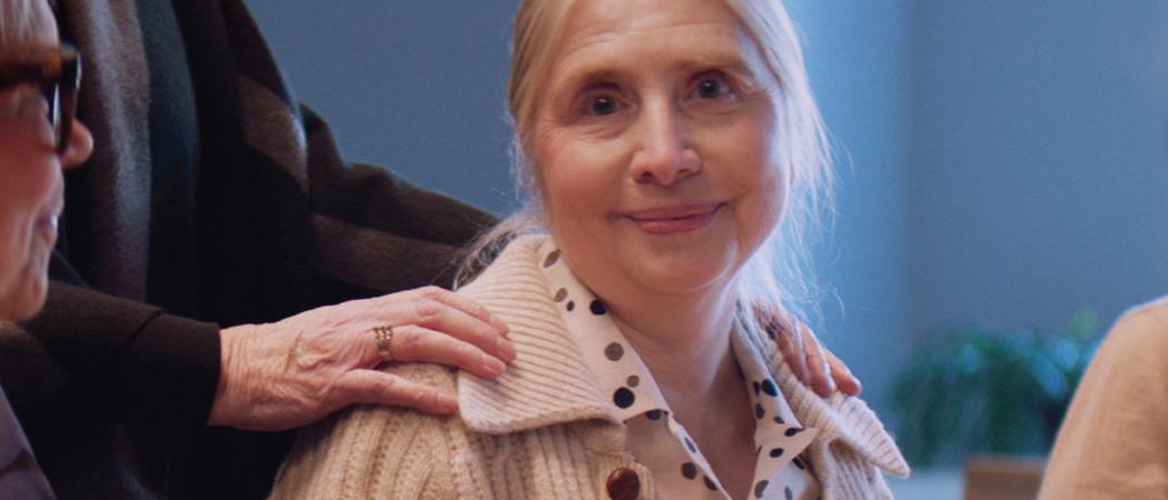 Ik&auml;ihminen muiden ihmisten seurassa, yhteisvastuuker&auml;yksen tunnuskuva 2026.