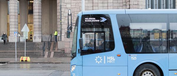 HSL:n sininen bussi seisomassa pysäkillä Rautatientorilla.