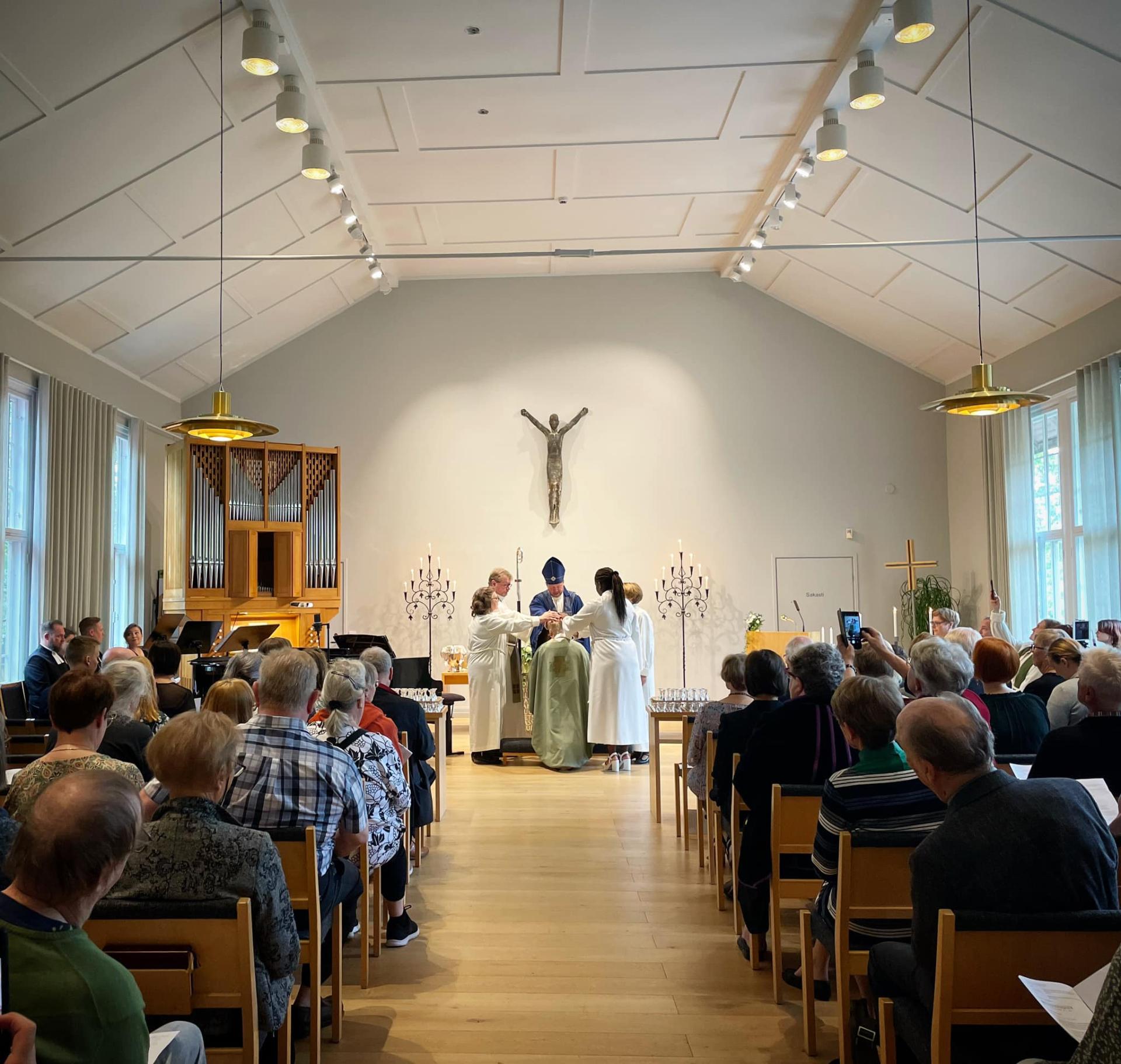 Mari Mattsson asetetaan Haagan seurakunnan kirkkoherran virkaan 10092023