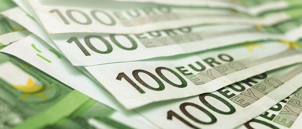Kuvassa sadan euron seteleitä