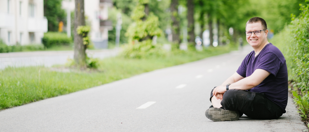 Esko-Jaakko Lehti istuu jalkak&auml;yt&auml;v&auml;ll&auml;.
