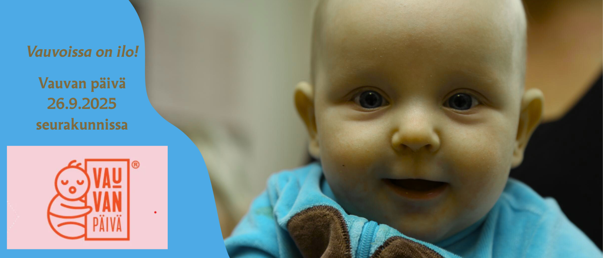 Lähikuvassa hymyilevät vauvan kasvot, vauvalla turkoosi potkupuku