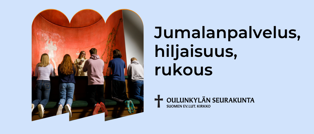 Ihmisiä on polvistuneena Käpylän kirkon alttarikaiteelle. Pappi jakaa heille ehtoollista.