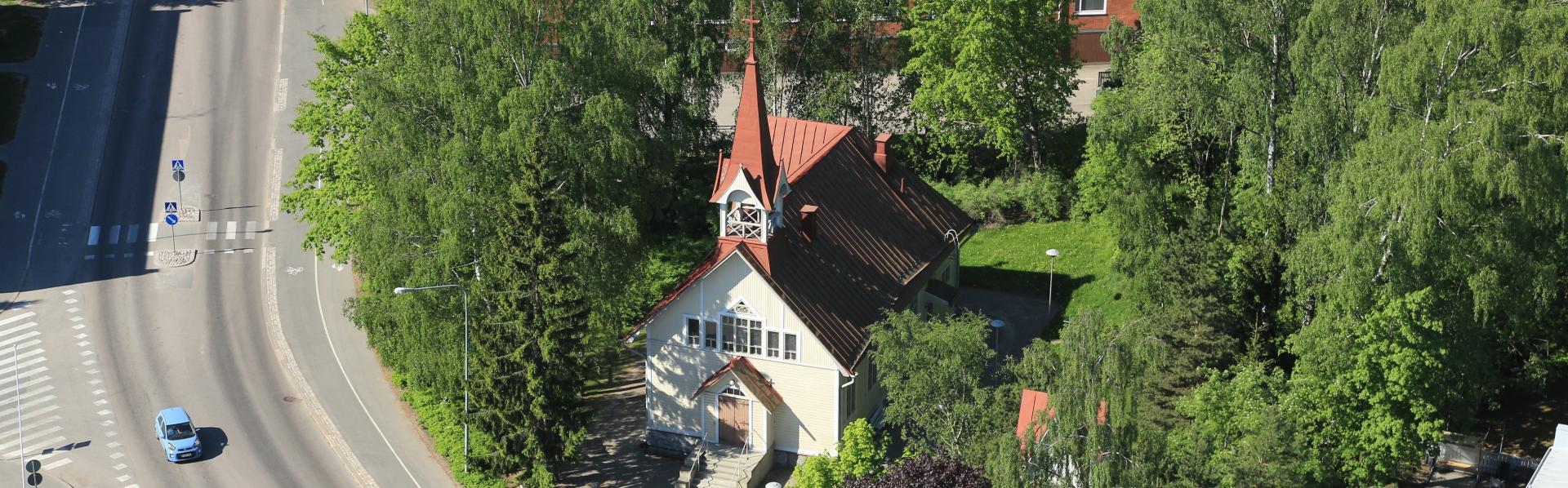 Ilmakuva Oulunkylän vanhasta kirkosta kesällä.