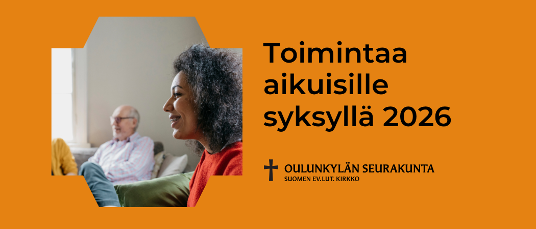 Muutama ihminen istuskelee sohvalla ja juttelee iloisesti