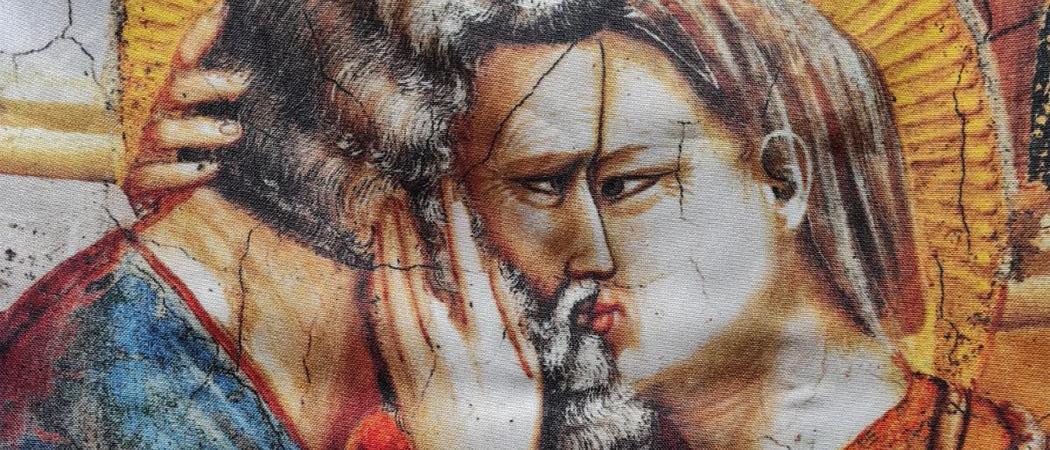 Yksityiskohta Giotto Bondonen maalauksesta Suudelma. Juudas suutelee Jeesusta.