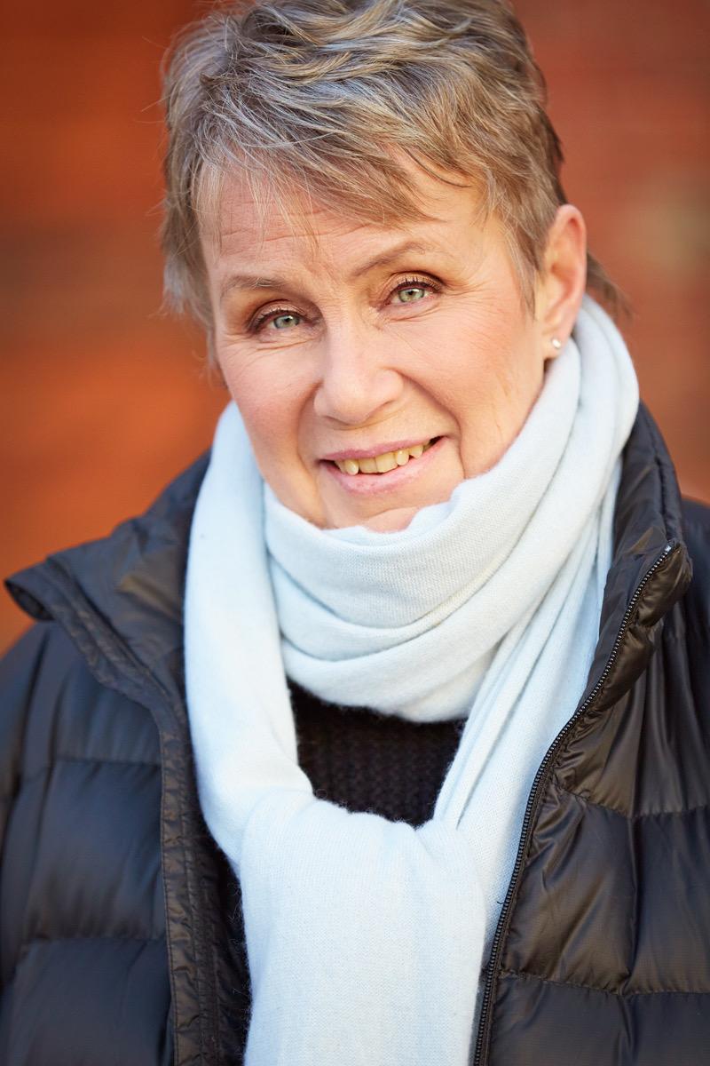 Porträtt av författaren och prosten Hilkka Olkinuora.