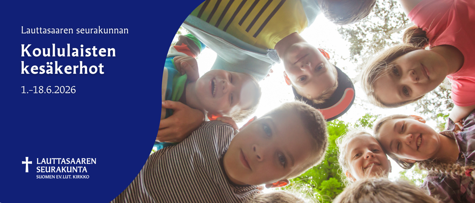 Lapset katsovat kameraan ylhäältä päin.