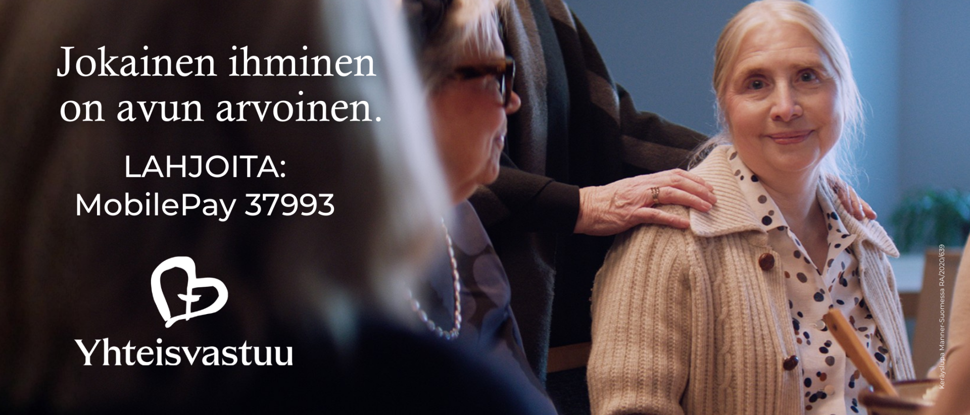 vanhus, nainen katsoo koti. Vasemmalla tummalla pohjalla valkoinen teksti Jokainen ihminen on avun arvoinen. Lahjoita: MobilePay 37993. Yhteisvastuukeräyksen valkoinen logo alla.