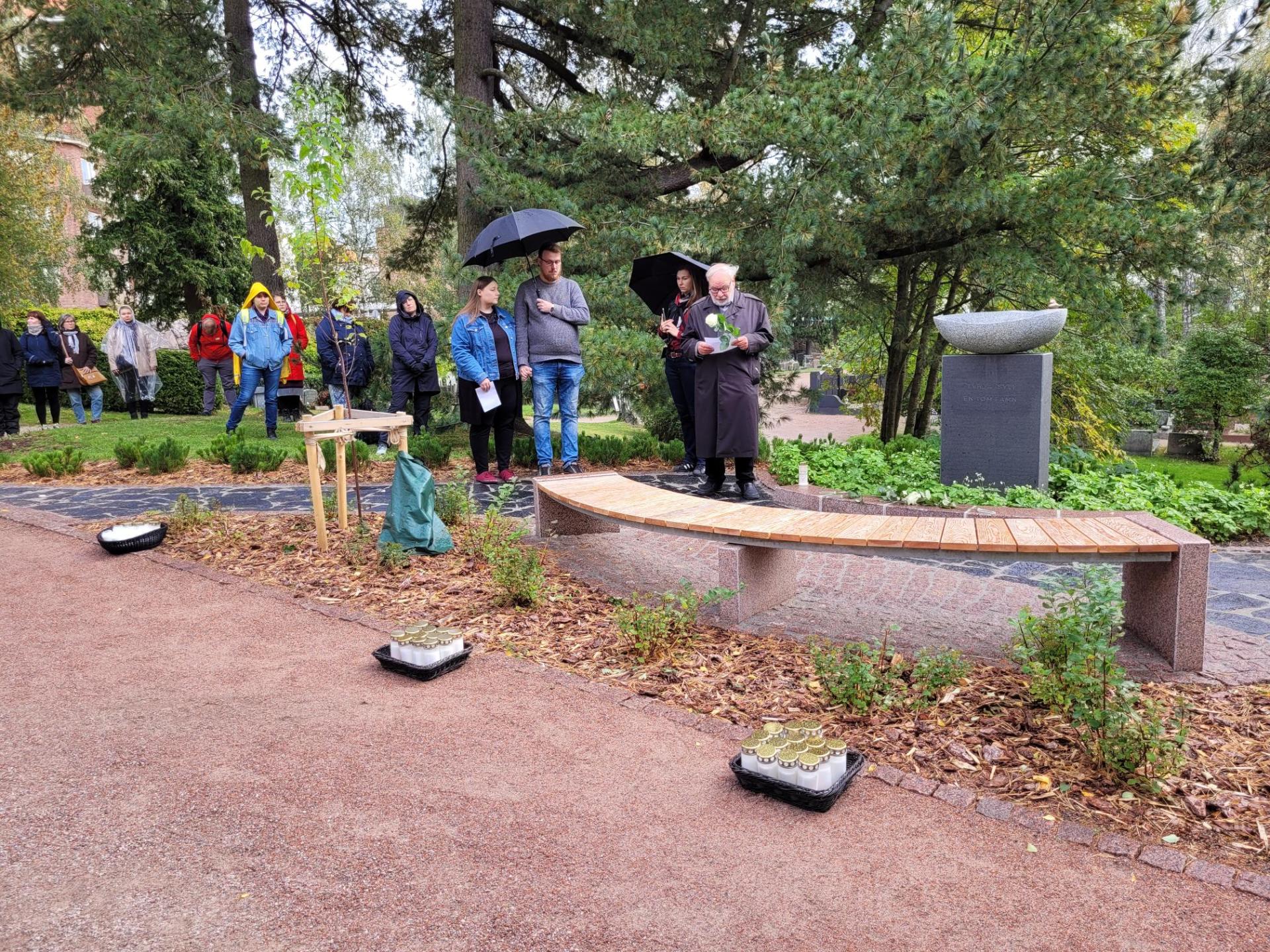Välsignelse av minnesplatsen En tom famn