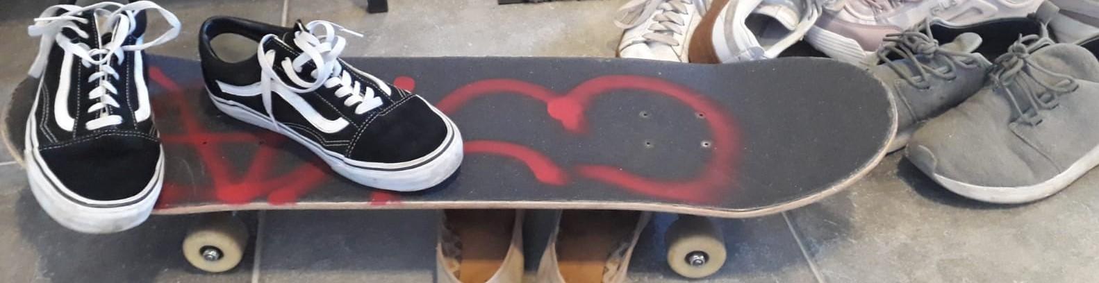 Kuvituskuva rippikoululaisten kenkiä ja skateboard.