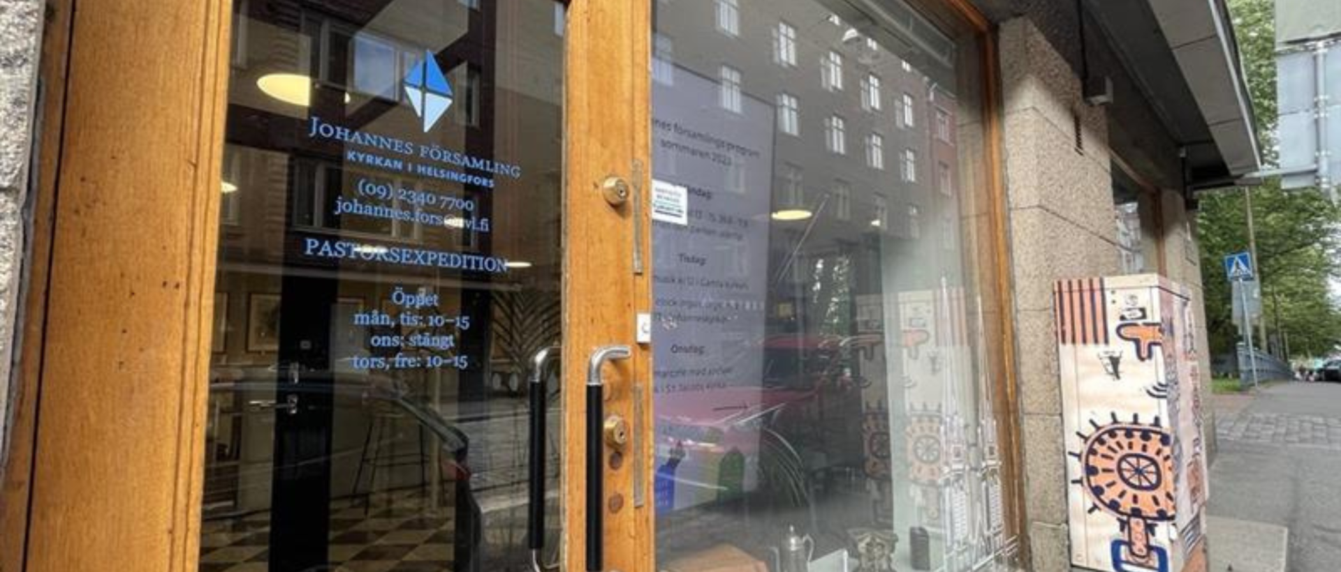 Kansliets dörr och fönster