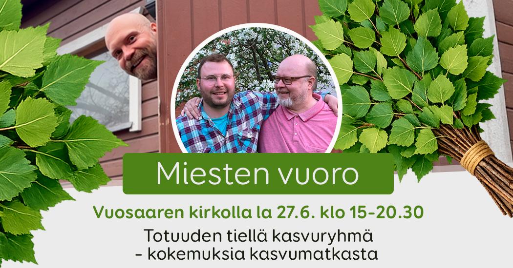 Antti pappi kurkkaa saunan ovesta, etualalla kaksi kasvuryhm&auml;&auml;n osallistunutta miest&auml;.
