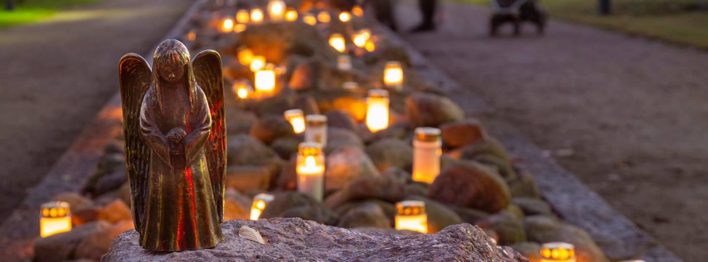 kynttilöitä muualle haudattujen muistelualueella Malmin hautausmaalla