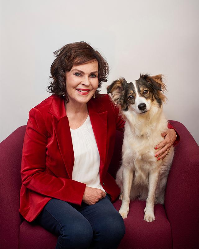 Laulaja Paula Koivuniemi Siru koiransa kanssa.